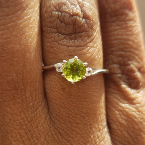 Peridot & White Topaz Ring - Picture 4 of 4